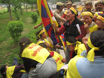 Tibetan women storm Chinese embassy