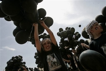 Ramallah: black balloons commemorate Nakba
