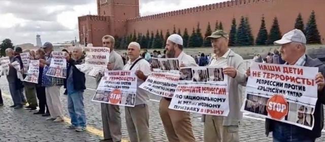 Crimean Tatars arrested in Red Square protest